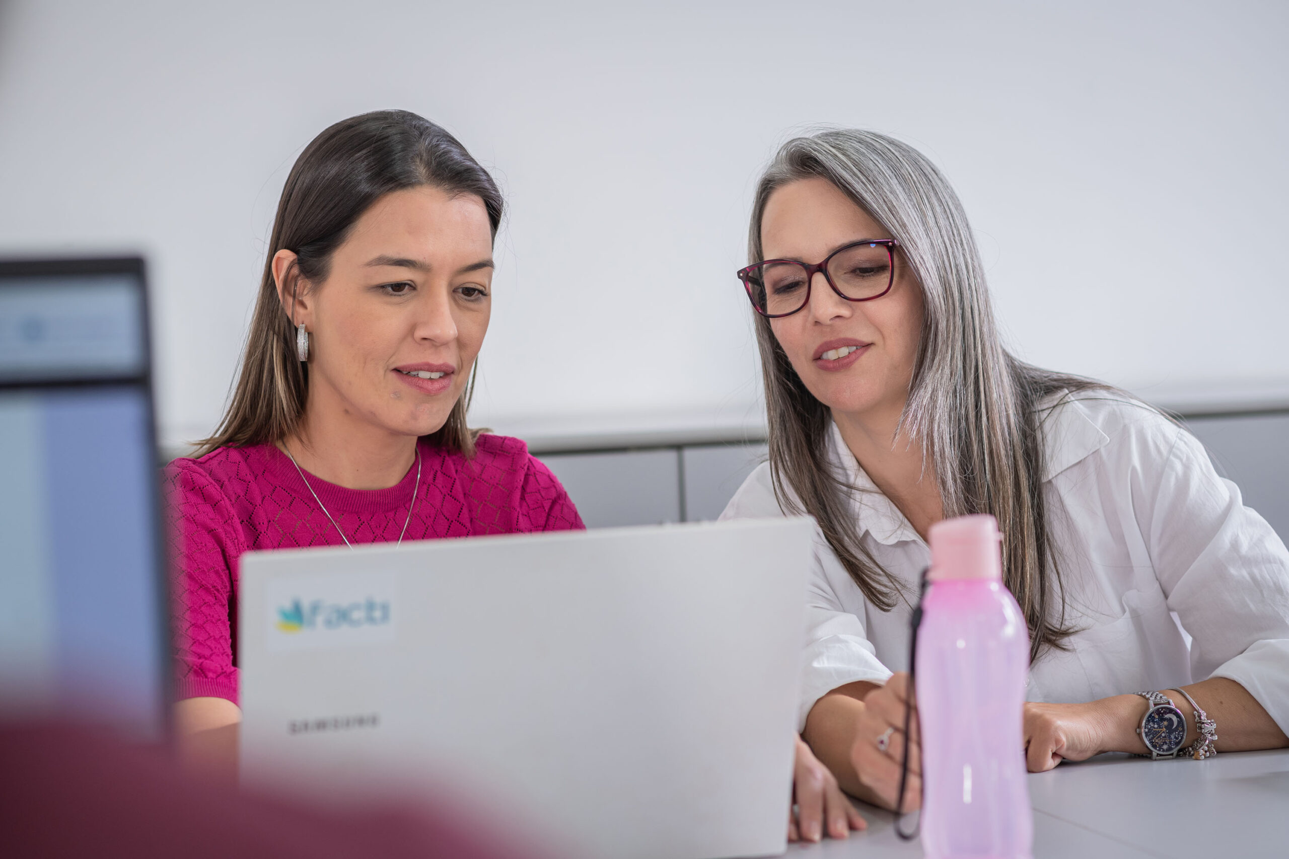 Projeto QualiFacti certifica mais de 1.800 pessoas gratuitamente e anuncia nova agenda de cursos, impulsionando a qualificação no setor de TICs