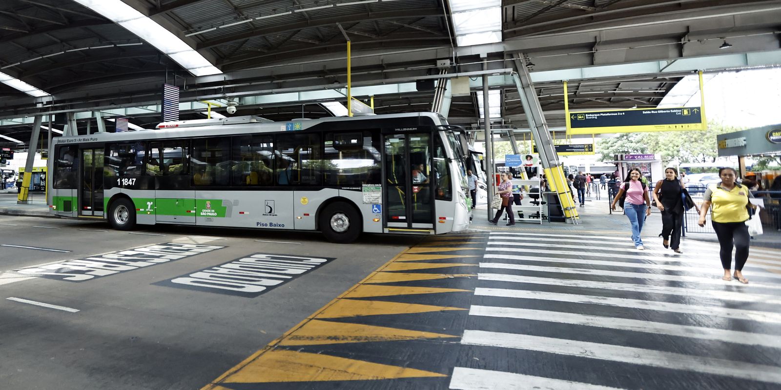 Ações contra vandalismo em ônibus de SP envolvem 7,8 mil policiais na operação