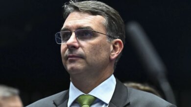 TJDFT Mantém Postagens de Flávio Bolsonaro e Evita Censura ao PT em Decisão Polêmica