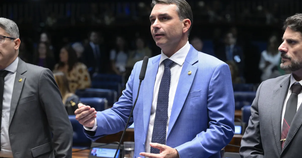 Moraes ordena depoimento de Flávio Bolsonaro em investigação sobre calúnia contra Lula