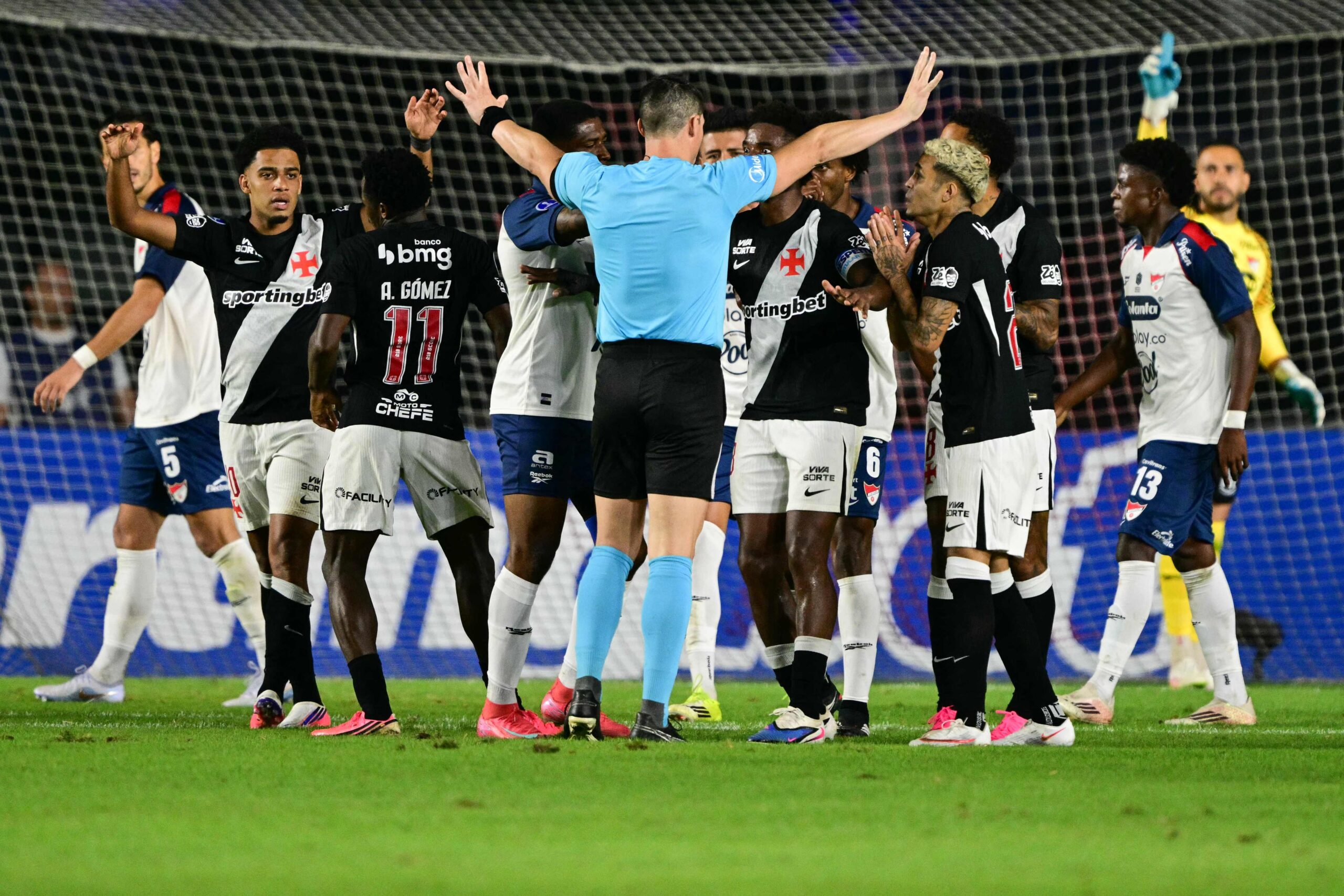 Futebol brasileiro enfrenta crise técnica e social enquanto busca reencontro com o passado