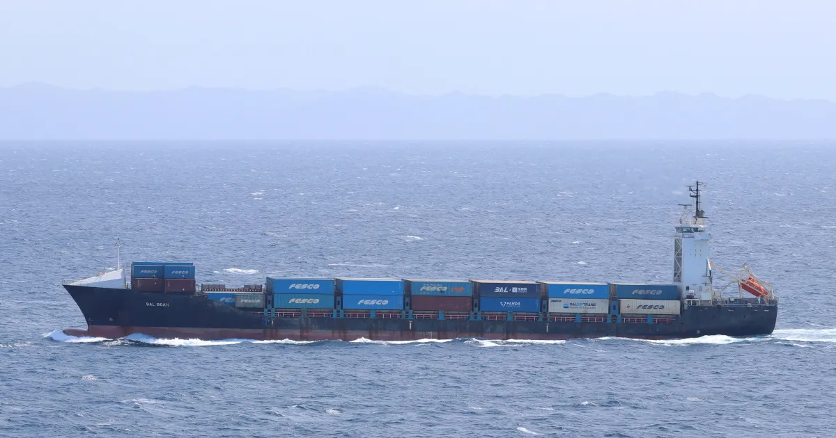 EUA neutralizam navio de carga no Golfo de Omã em ação contra Irã e revalidam bloqueio