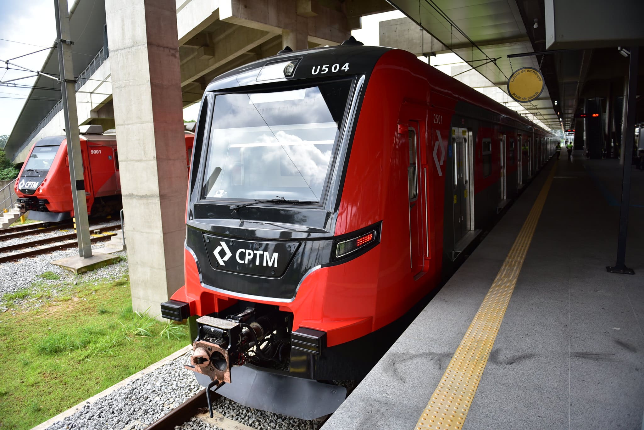 Greve na CPTM ameaça serviço de transporte e gera caos no início da semana