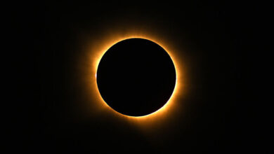 Eclipse solar impressiona multidões na Europa enquanto Brasil aguarda fenômeno lunar