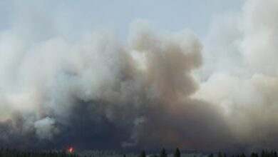 Incêndio devastador queima 2.300 acres em Spokane e ameaça milhares de lares