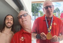 Cucurella encanta ao mostrar medalha da Copa do Mundo a carteiro na Inglaterra