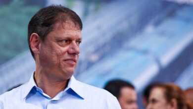 Tarcísio emociona ao agradecer mulheres e exalta apoio de Bolsonaro em discurso