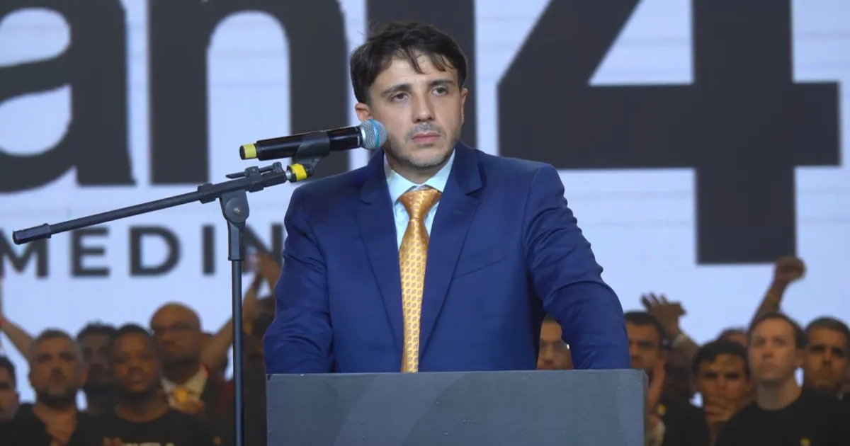Renan Santos apresenta propostas audaciosas e critica Bolsa Família em congresso