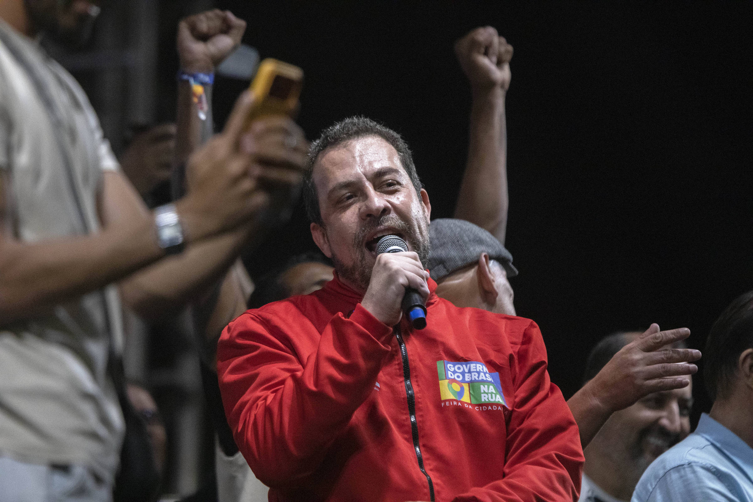 Boulos percorre São Paulo em van para impulsionar votos a Lula nas eleições 2026