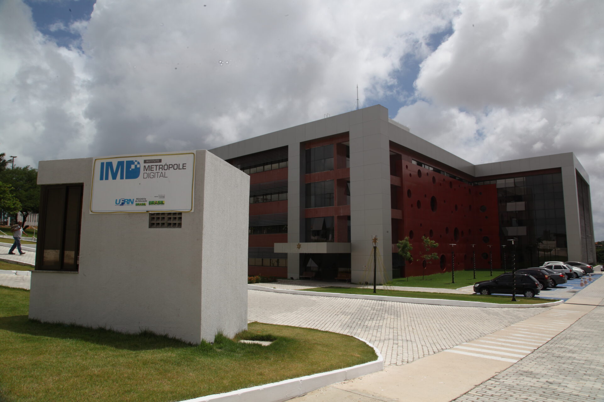 UFRN abre concurso com nove vagas para professores e salários de até R$ 14 mil