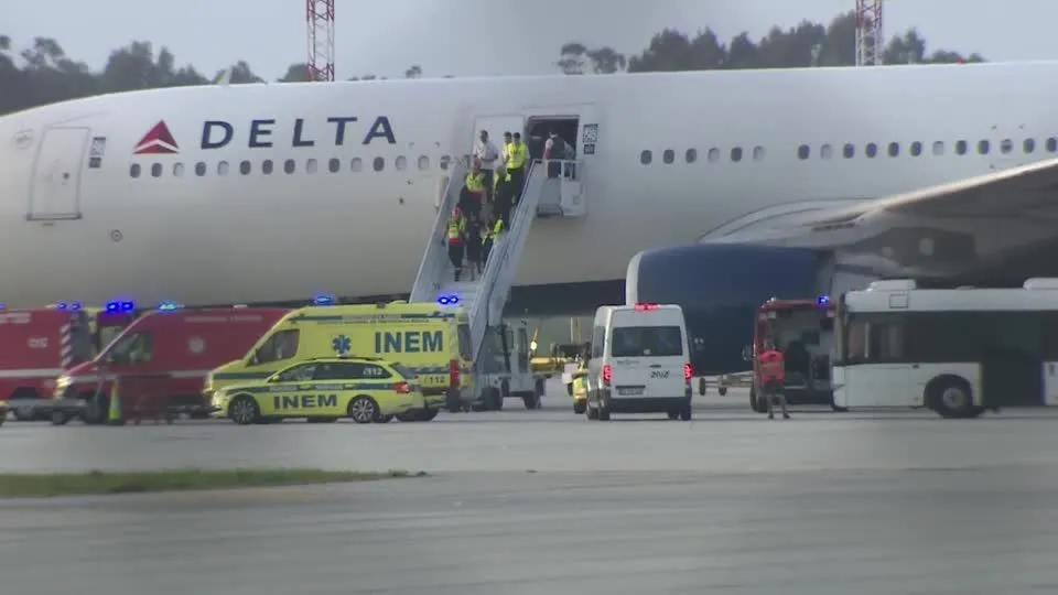 Voo da Delta faz pouso de emergência em Portugal após problema mecânico e fumaça na cabine