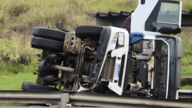 Carreta tomba em Jaguariúna após colidir com defensa metálica e causa tumulto na rodovia