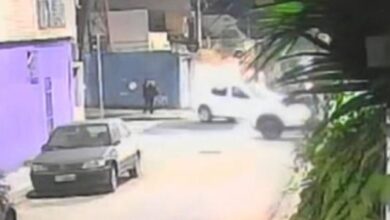 Carro atropela clientes em bar de Pinheiros e deixa um ferido grave na noite passada