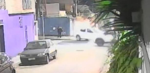 Carro atropela clientes em bar de Pinheiros e deixa um ferido grave na noite passada