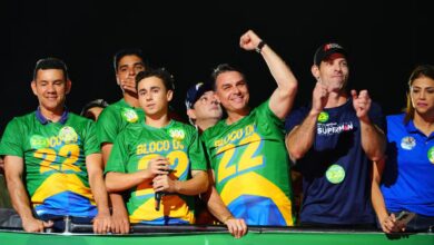 Flávio Bolsonaro afirma que será presidente com apoio do pai em agenda em MG