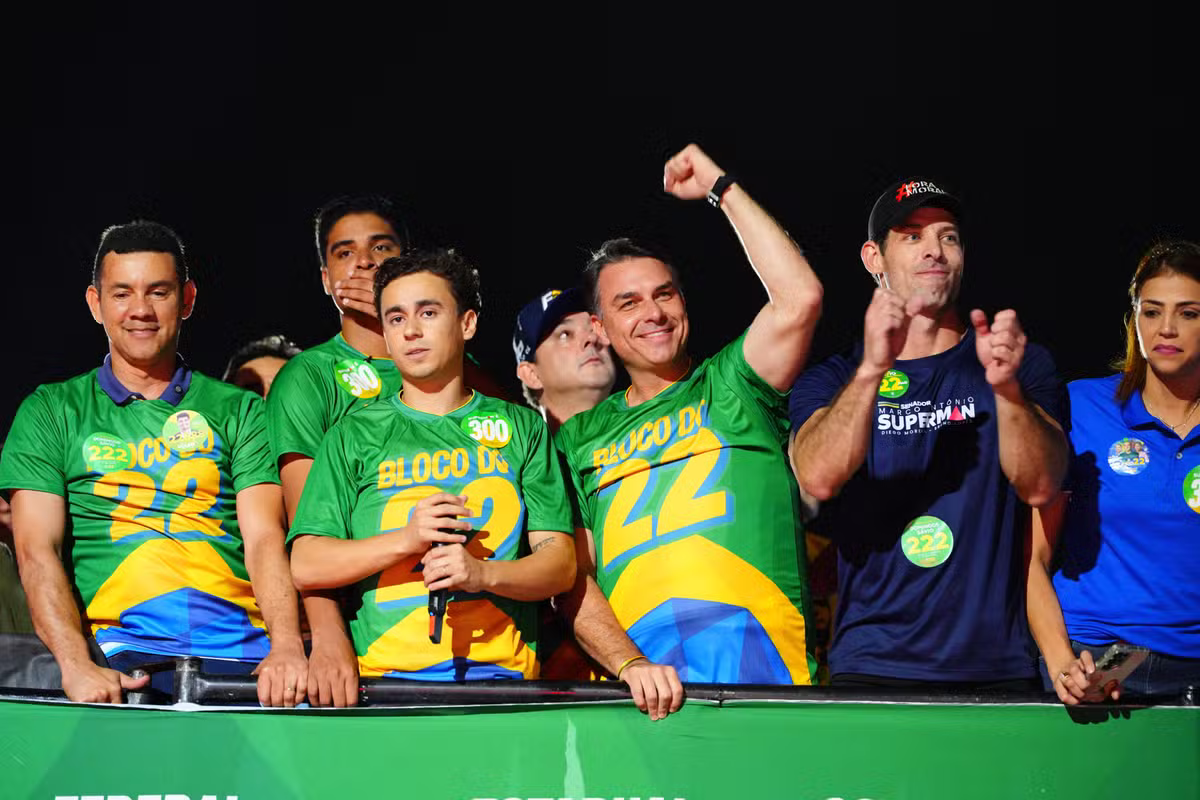 Flávio Bolsonaro afirma que será presidente com apoio do pai em agenda em MG