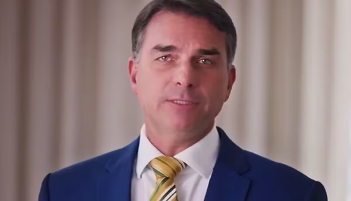 Flávio Bolsonaro propõe mudança na legislação do petróleo para reduzir dívida pública