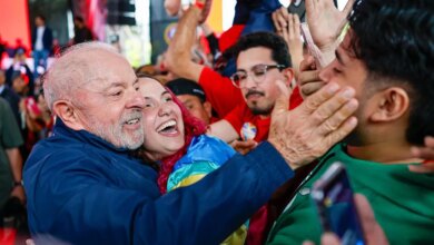 Lula explora ligação entre Flávio Bolsonaro e ex-banqueiro para desgastar imagem do senador