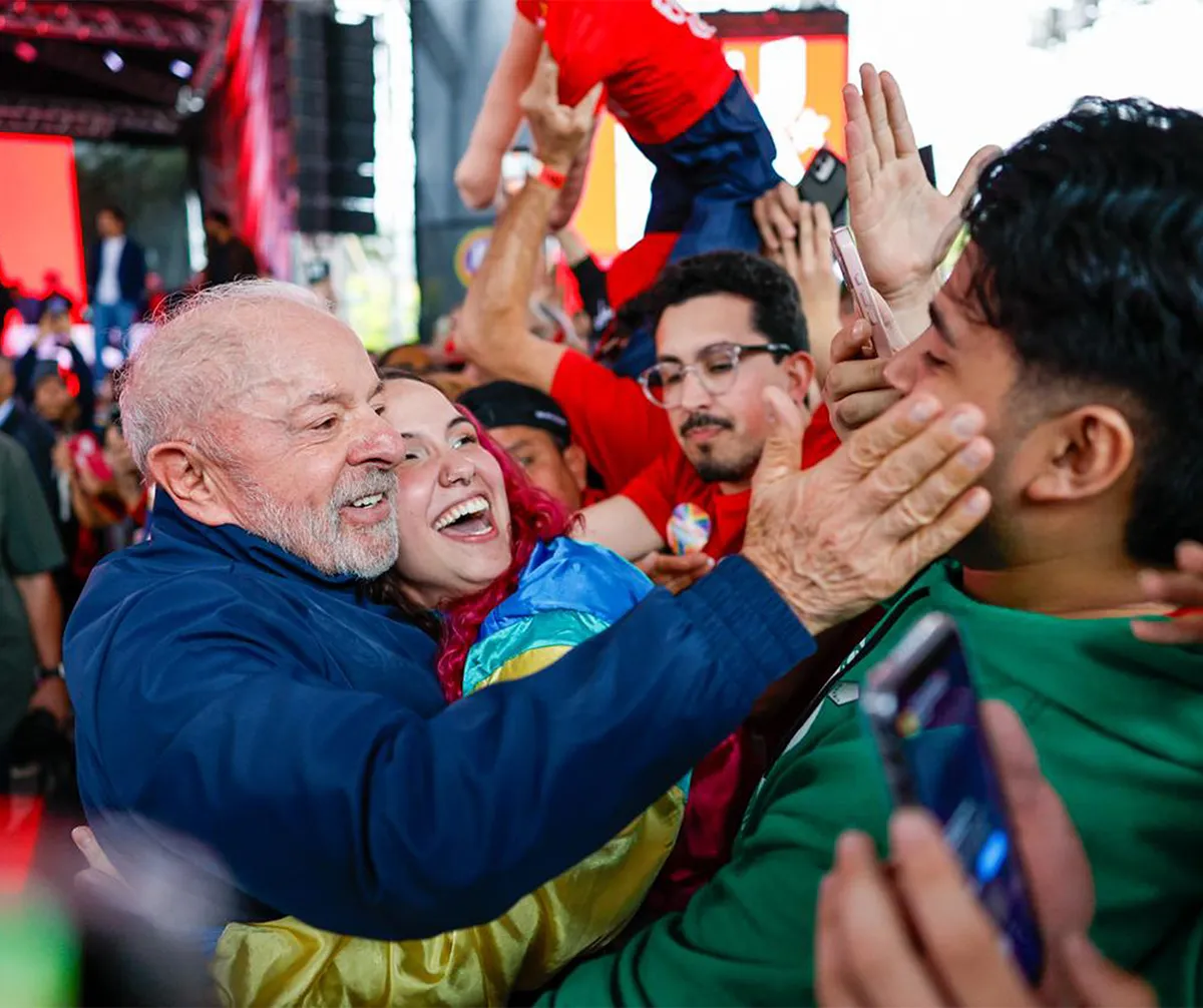 Lula explora ligação entre Flávio Bolsonaro e ex-banqueiro para desgastar imagem do senador