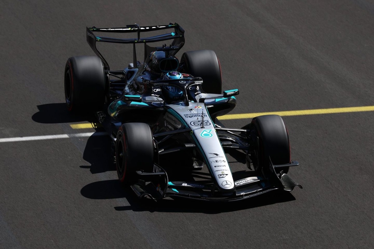 George Russell lidera treino livre do GP do Azerbaijão enquanto problemas afetam pilotos