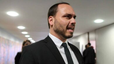 Carlos Bolsonaro reage a crítica de Esperidião Amin na disputa pelo Senado em SC Carlos Bolsonaro reage a crítica de Esperidião Amin na disputa pelo Senado em SC