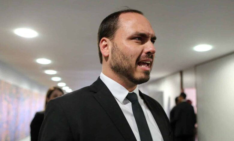 Carlos Bolsonaro reage a crítica de Esperidião Amin na disputa pelo Senado em SC Carlos Bolsonaro reage a crítica de Esperidião Amin na disputa pelo Senado em SC