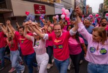 Eduardo Paes promete 8 Delegacias da Mulher em caminhada por voto feminino em Duque de Caxias