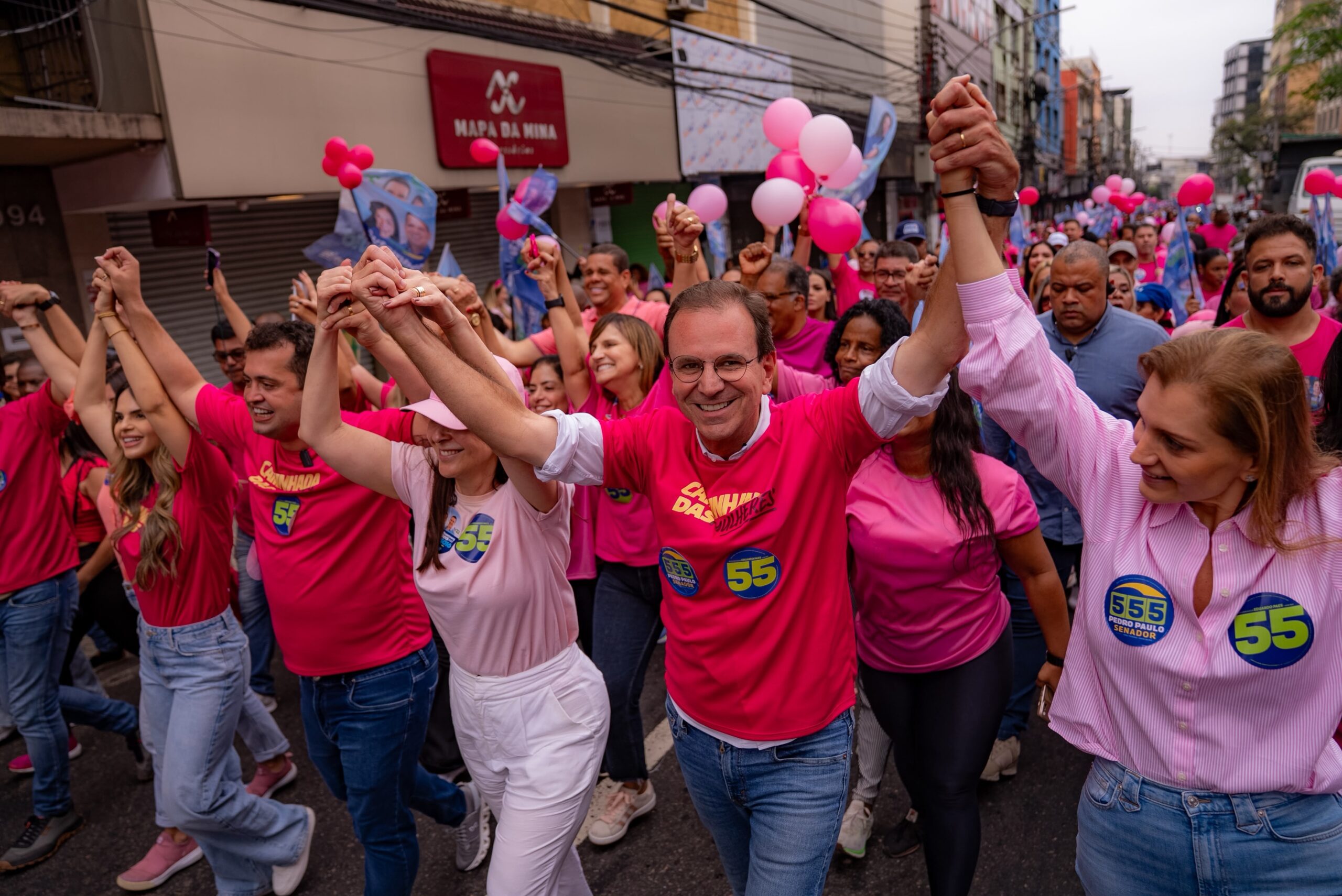 Eduardo Paes promete 8 Delegacias da Mulher em caminhada por voto feminino em Duque de Caxias