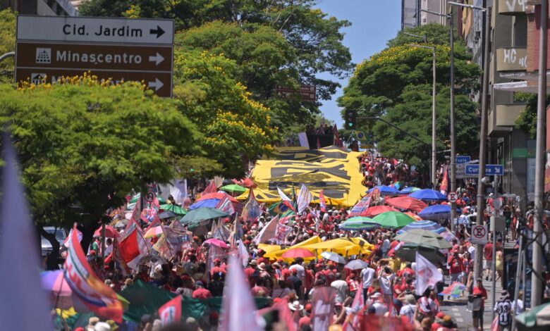 Milhares apoiam Lula em caminhada no centro de Belo Horizonte neste domingo