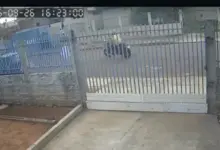 Motocicleta vermelha é furtada em Vilhena; suspeito é flagrado em vídeo