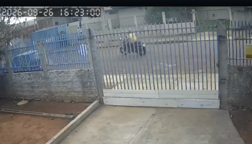 Motocicleta vermelha é furtada em Vilhena; suspeito é flagrado em vídeo