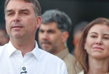 Flávio Bolsonaro foge para os EUA após intimação do STF e entrega de passaportes