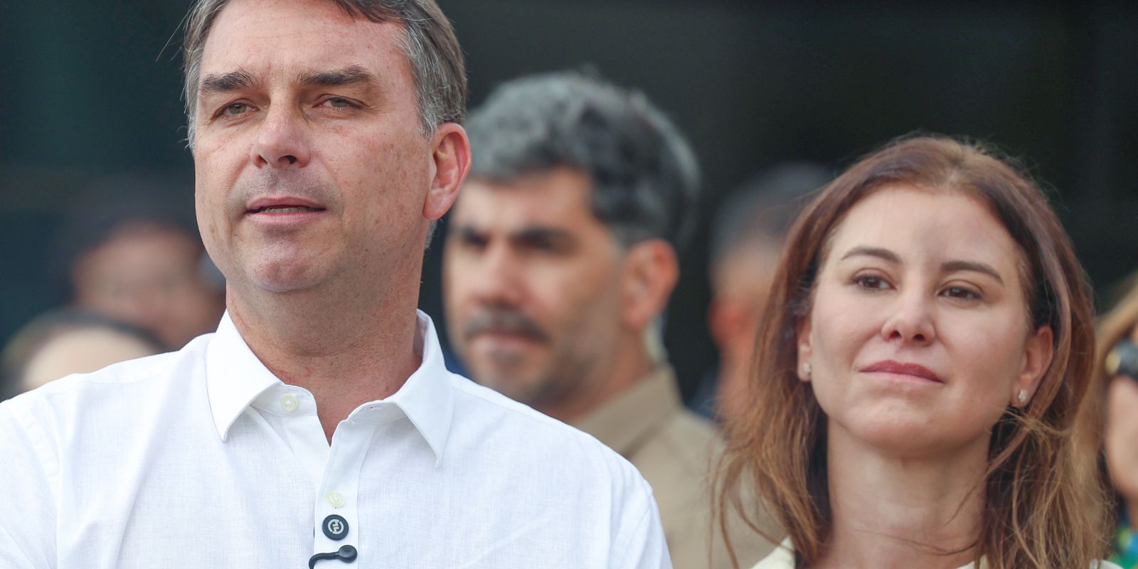Flávio Bolsonaro foge para os EUA após intimação do STF e entrega de passaportes