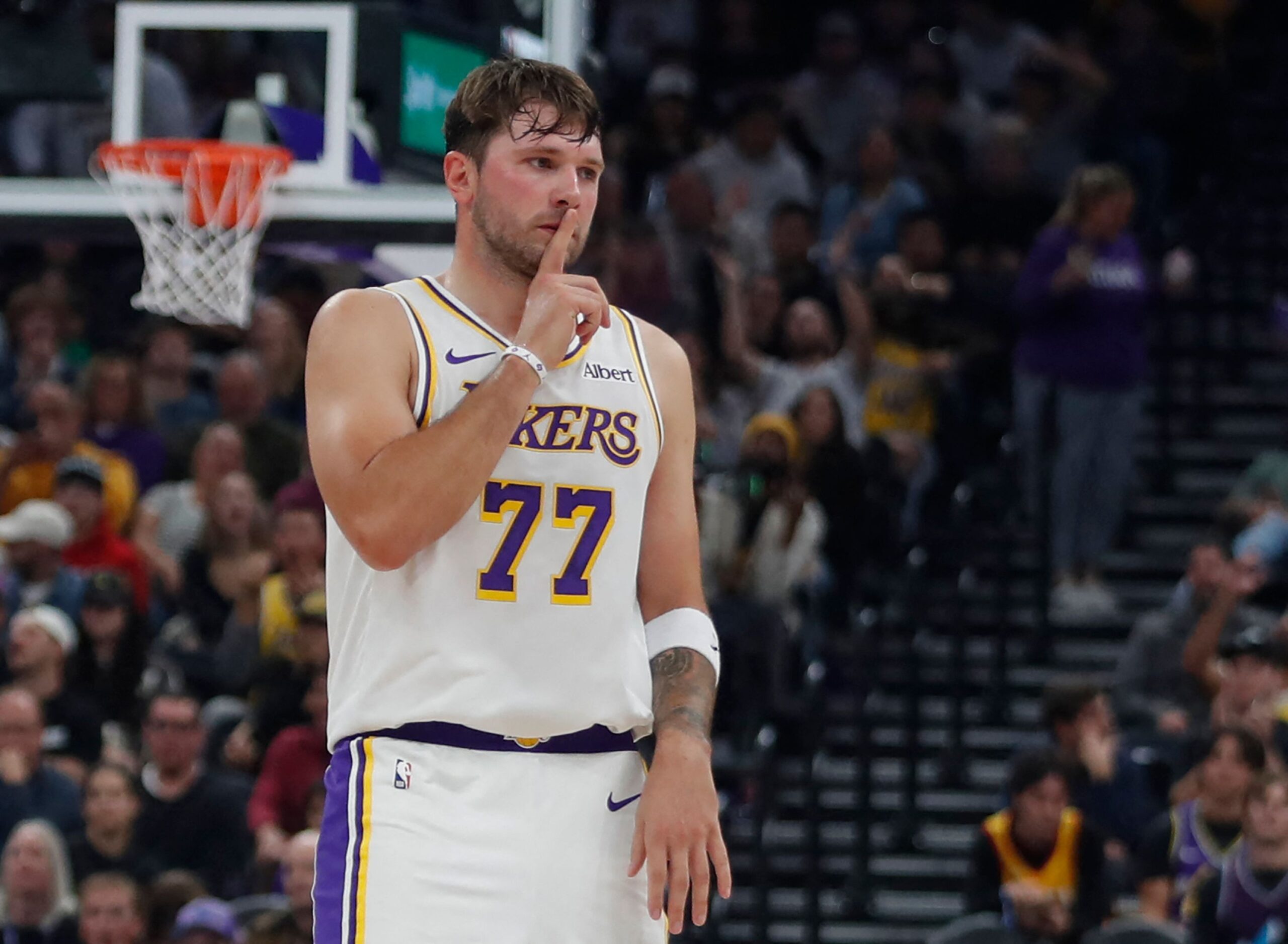 Luka Doncic brilha com 52 pontos e garante vitória dos Lakers na era pós-LeBron