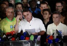 Flávio Bolsonaro deixa o Brasil rumo a Miami em meio a suspeitas de fuga após derrota eleitoral