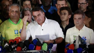 Flávio Bolsonaro deixa o Brasil rumo a Miami em meio a suspeitas de fuga após derrota eleitoral