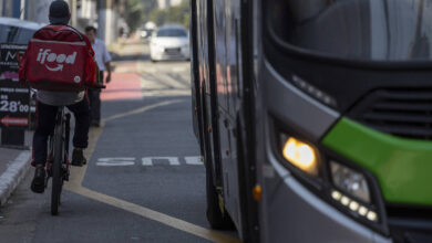 Ciclistas em São Paulo enfrentam perigos com ultrapassagens a 55 cm e alta de mortes