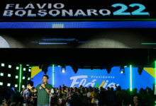 Flávio Bolsonaro e Tarcísio de Freitas encerram campanha em evento lotado em Guarulhos