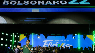 Flávio Bolsonaro e Tarcísio de Freitas encerram campanha em evento lotado em Guarulhos