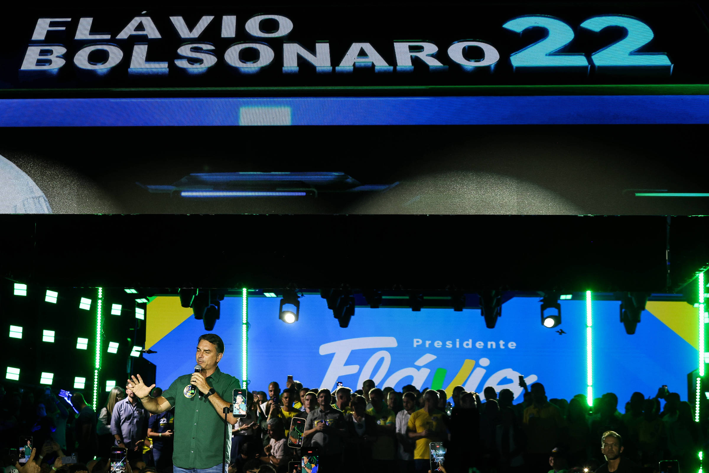 Flávio Bolsonaro e Tarcísio de Freitas encerram campanha em evento lotado em Guarulhos