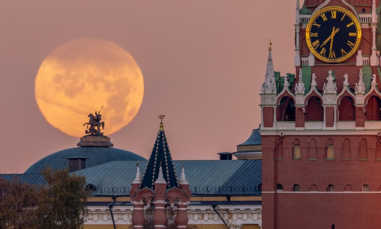 Lua do Caçador ilumina retorno de Trump a Washington a bordo do Air Force One