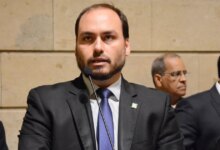 Carlos Bolsonaro visita Jair em meio à fuga de Flávio após derrota eleitoral