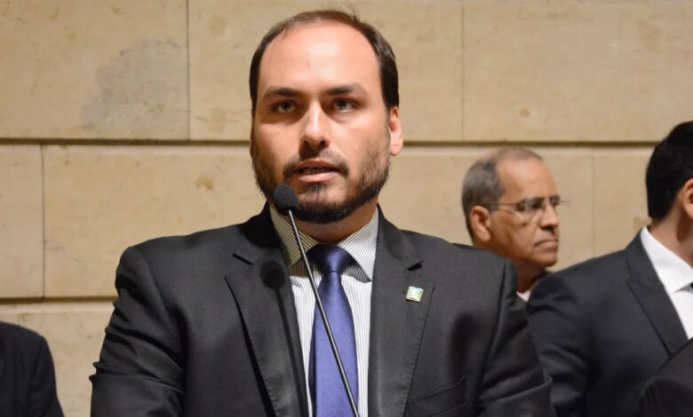Carlos Bolsonaro visita Jair em meio à fuga de Flávio após derrota eleitoral