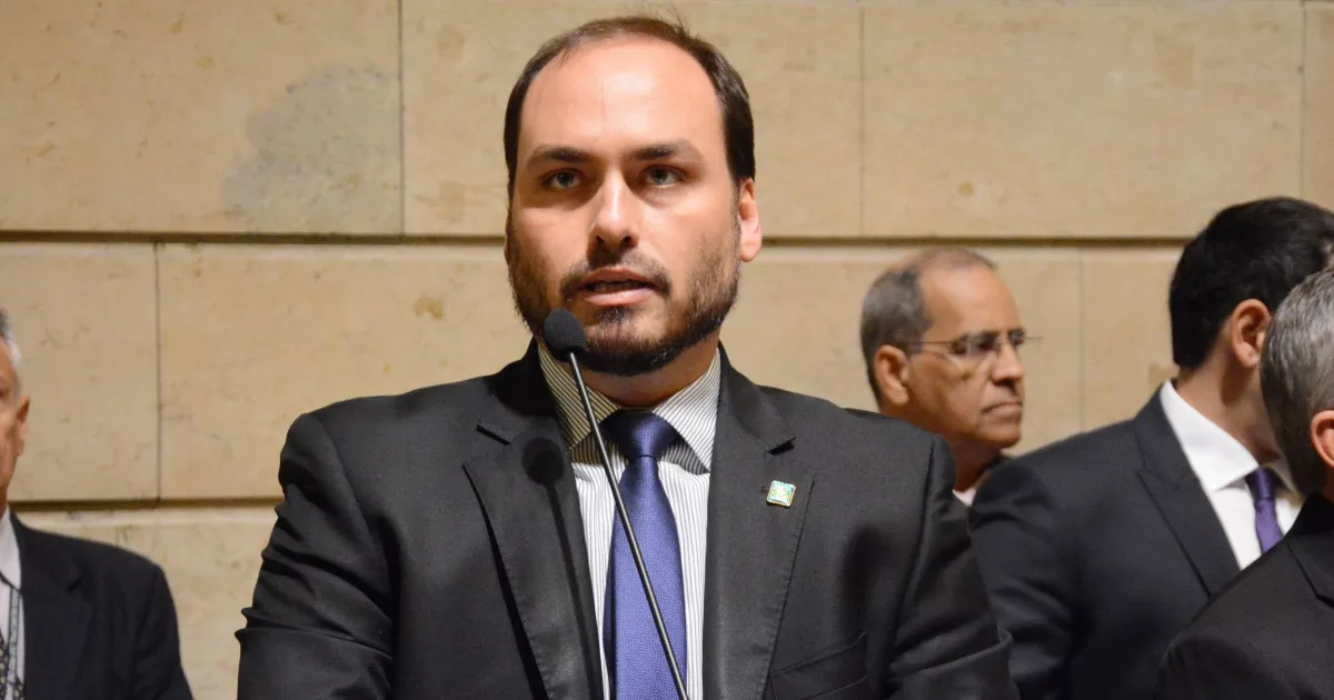 Carlos Bolsonaro visita Jair em meio à fuga de Flávio após derrota eleitoral