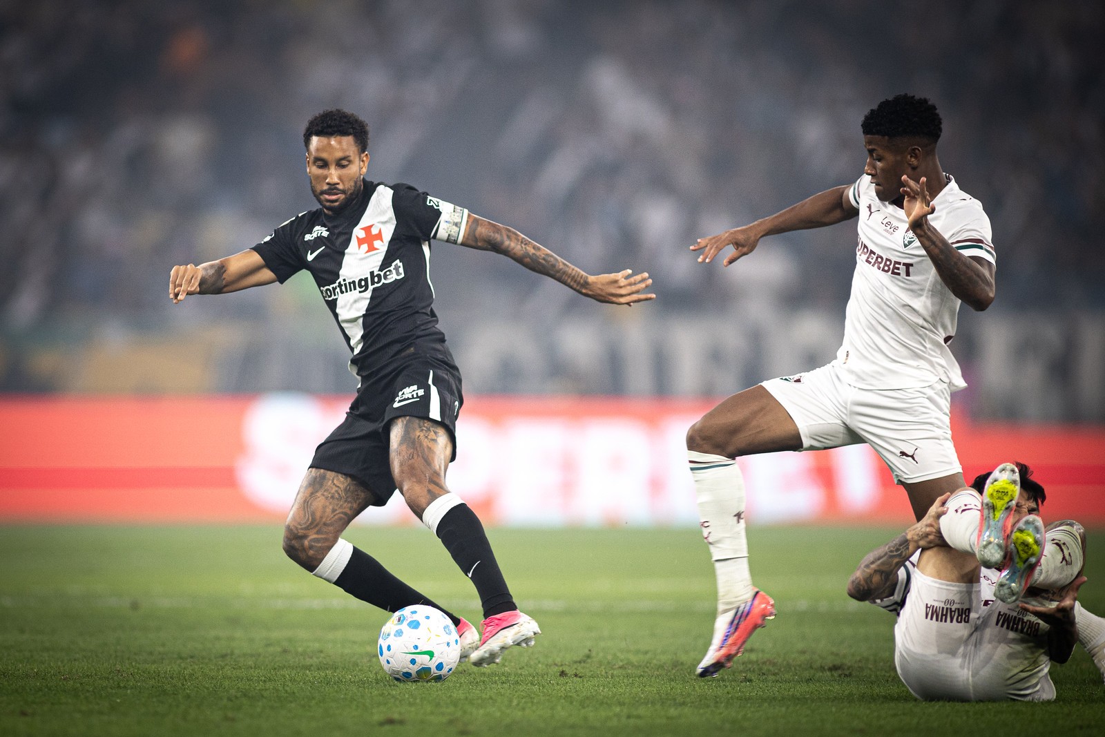 Jair recusa renovação milionária com Vasco e futuro no clube ganha contornos incertos