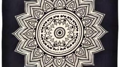 Descubra a Elegância da Canga de Praia Mandala: Estampa Floral Preta e Branca com Franjas