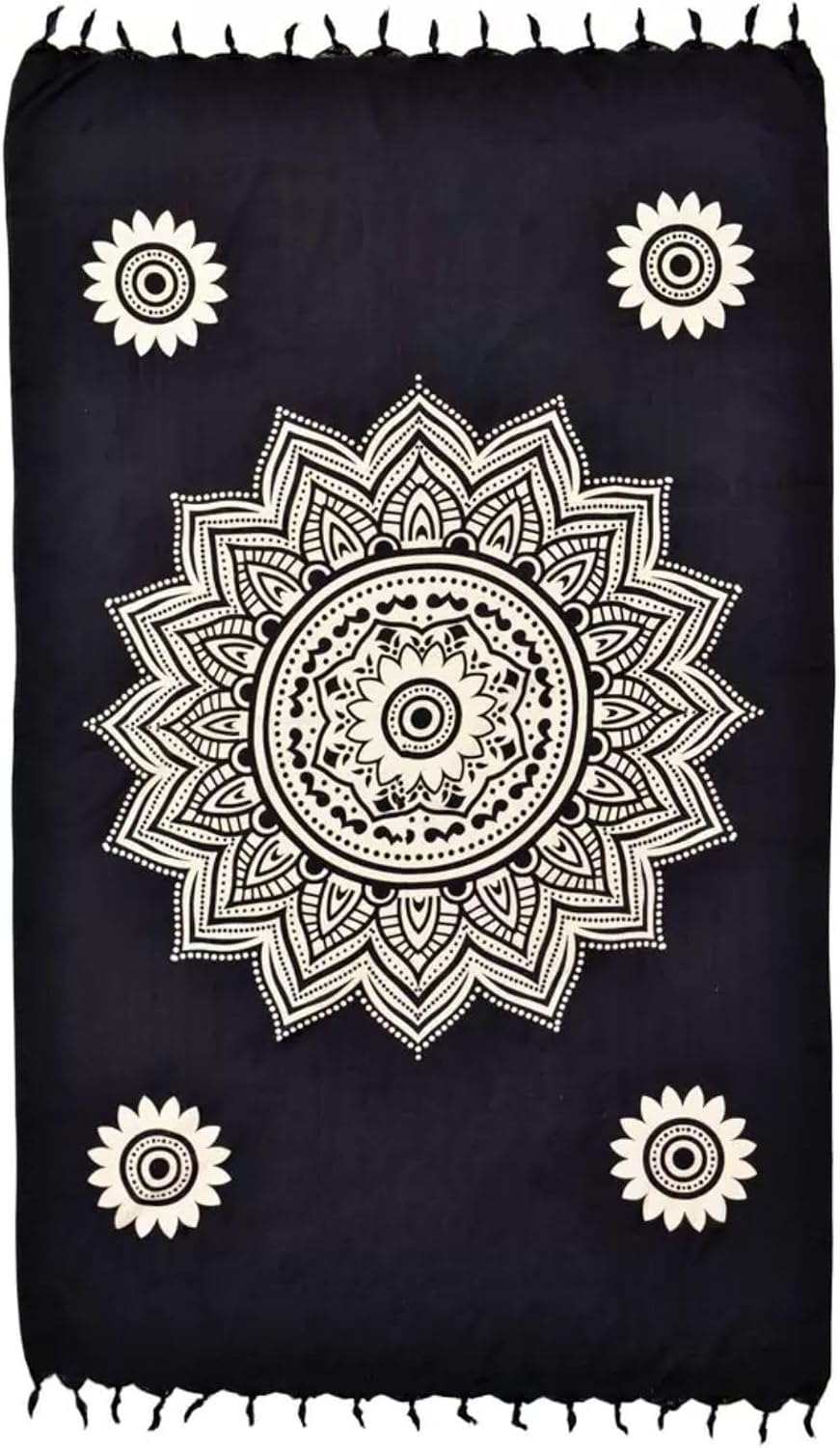 Descubra a Elegância da Canga de Praia Mandala: Estampa Floral Preta e Branca com Franjas