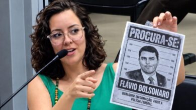 Fuga de Flávio Bolsonaro provoca polêmica e guerra de cartazes em Franca Fuga de Flávio Bolsonaro provoca polêmica e guerra de cartazes em Franca