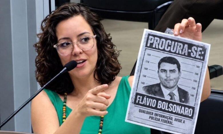 Fuga de Flávio Bolsonaro provoca polêmica e guerra de cartazes em Franca