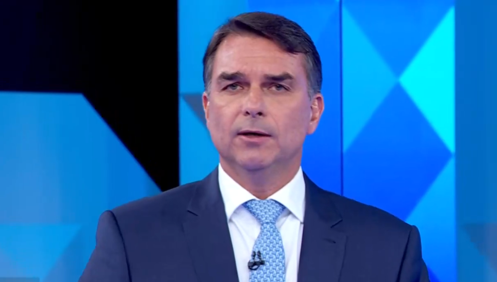 Flávio Bolsonaro garante direito de resposta a Lula após debate acalorado na TV Globo Flávio Bolsonaro garante direito de resposta a Lula após debate acalorado na TV Globo